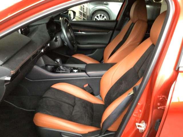 シートバックに体圧を分散できるサスペンションマットを採用、又剛性を高め「体幹」をしっかり支えています。座面には不快に感じる振動をカットするウレタン素材でロングドライブも「疲れにくいシート」になりました