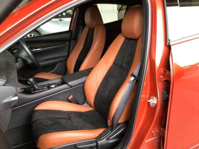 シートバックに体圧を分散できるサスペンションマットを採用、又剛性を高め「体幹」をしっかり支えています。座面には不快に感じる振動をカットするウレタン素材でロングドライブも「疲れにくいシート」になりました