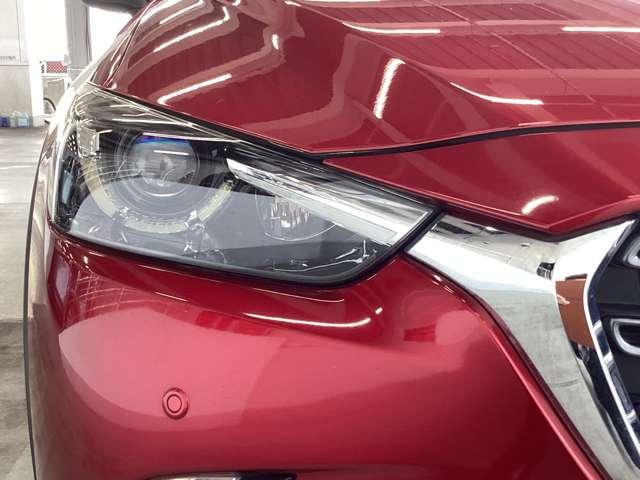 立体的なシグネチャーウイングと鋭いヘッドランプにより、奥行きのあるフロントフェイスに仕上げました。