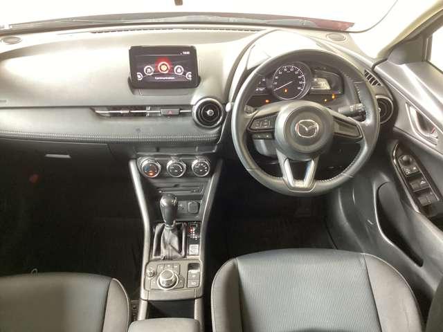 コックピットにある操作機器、情報などすべての要素をドライバー中心に左右対称に配置し、同時にそれらがドライバーに正対する造形とすることで、人とクルマの一体感を感じさせます。