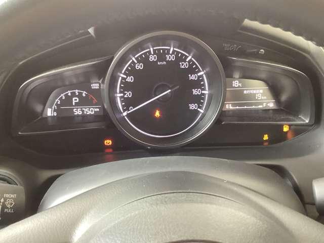 大型の円形メーターを中心に左右のウイング状ディスプレイを配置したメーターパネル。運転手へ中心軸を意識させ「どこまでも走っていきたい」と思わせてくれるデザインです。