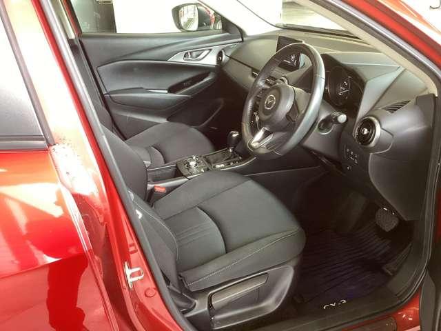 フロントシートは心地よいフィット感と程よいホールド性を両立。今までになく快適な運転を楽しめるマツダ自慢のシートです。