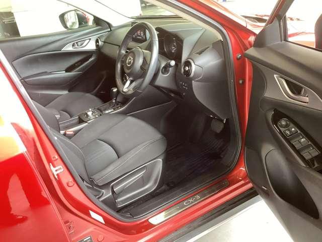 フロントシートは心地よいフィット感と程よいホールド性を両立。今までになく快適な運転を楽しめるマツダ自慢のシートです。