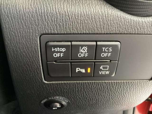 運転席横のスイッチでアイドリングスイッチやパーキングセンサーのＯＮ／ＯＦＦの切替が可能です。