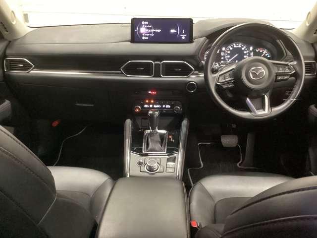 人間中心の考え方のもと、磨き上げられたシンプルなコックピット。メーターの見え方やスイッチの操作感にもこだわりがあります。