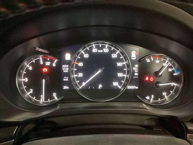 シンプルな３連メーターで視認性も良く必要な情報が一目で分かります。