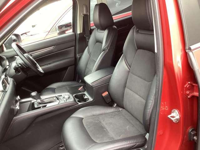 シートバックに体圧を分散できるサスペンションマットを採用、又剛性を高め「体幹」をしっかり支えています。座面には不快に感じる振動をカットするウレタン素材でロングドライブも「疲れにくいシート」になりました