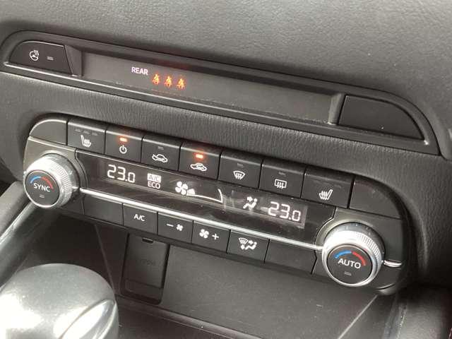 左右独立エアコン搭載。運転席／助手席で設定を変えられるため、好みに合わせて調節できます。