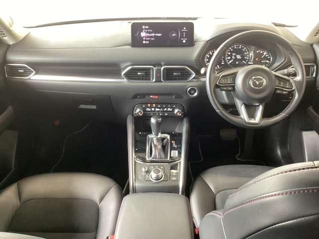 人間中心の考え方のもと、磨き上げられたシンプルなコックピット。メーターの見え方やスイッチの操作感にもこだわりがあります。