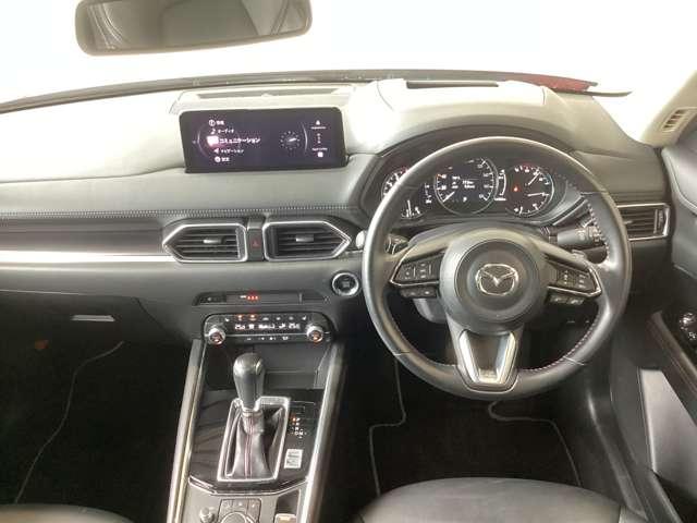 コックピットにある操作機器、情報などすべての要素をドライバー中心に左右対称に配置し、同時にそれらがドライバーに正対する造形とすることで、人とクルマの一体感を感じさせます。