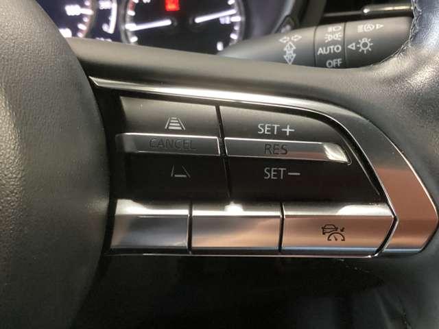 レーダークルーズコントロールを装備。アクセルやブレーキを操作しなくても、自動で先行車との車間距離を保ち追従走行できます。長距離や高速道路を運転する際に、ドライバーへの負担を軽減します。