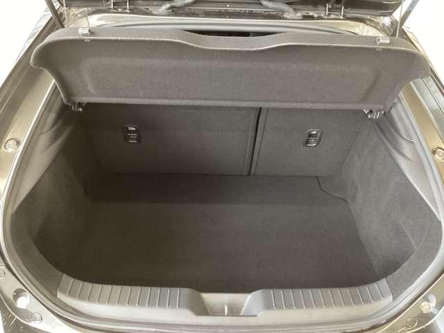 実用的な広さを備えたラゲッジルーム。ワンタッチで操作可能なので荷物をたくさん載せる際にはシートアレンジが可能です。