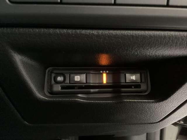 ビルトインタイプのＥＴＣ車載器搭載。運転席側に装着されているのでカードの抜き差しも簡単です。