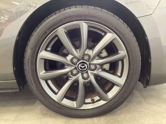 標準装備の純正１８インチアルミホイールです。