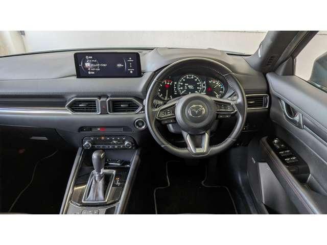 人間中心の考え方のもと、磨き上げられたシンプルなコックピット。メーターの見え方やスイッチの操作感にもこだわりがあります。