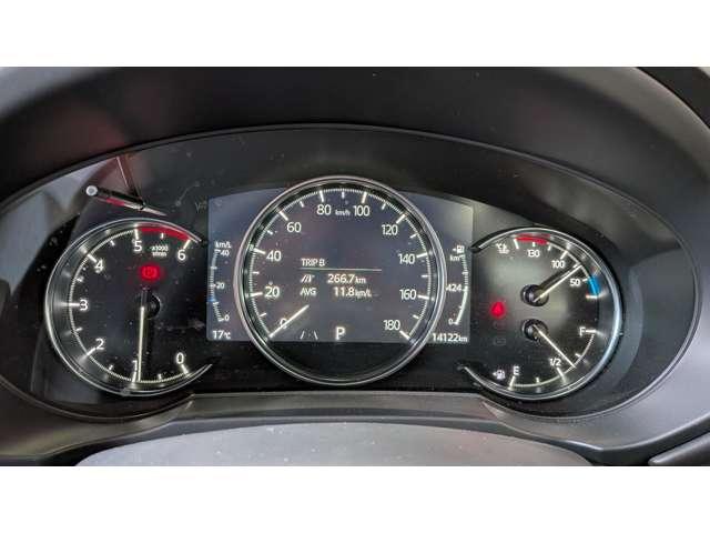 シンプルな３連メーターで視認性も良く必要な情報が一目で分かります。