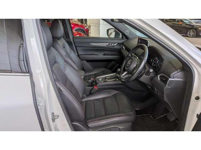 フロントシートは心地よいフィット感と程よいホールド性を両立。今までになく快適な運転を楽しめるマツダ自慢のシートです。