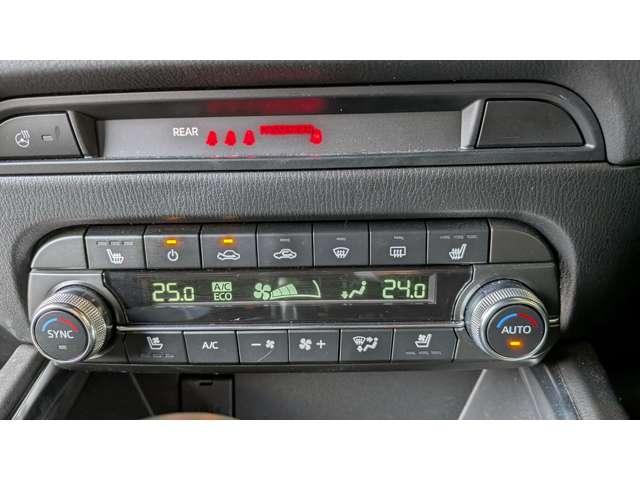 左右独立式のフルオートエアコンです。運転席、助手席で好みの温度設定が可能。ご夫婦やカップルの方に喜ばれる機能です！