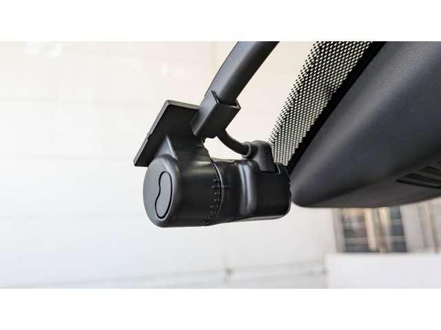 純正オプションのドライブレコーダーです。前後録画タイプなので安心ですね！