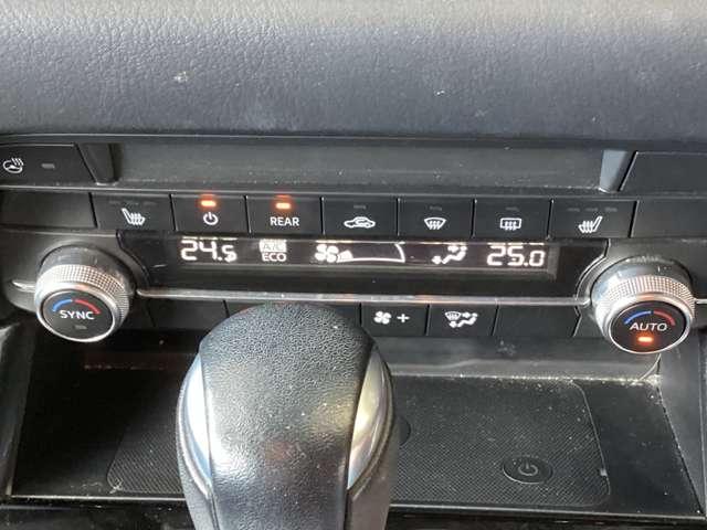 左右独立式のフルオートエアコンです。運転席、助手席で好みの温度設定が可能。ご夫婦やカップルの方に喜ばれる機能です！