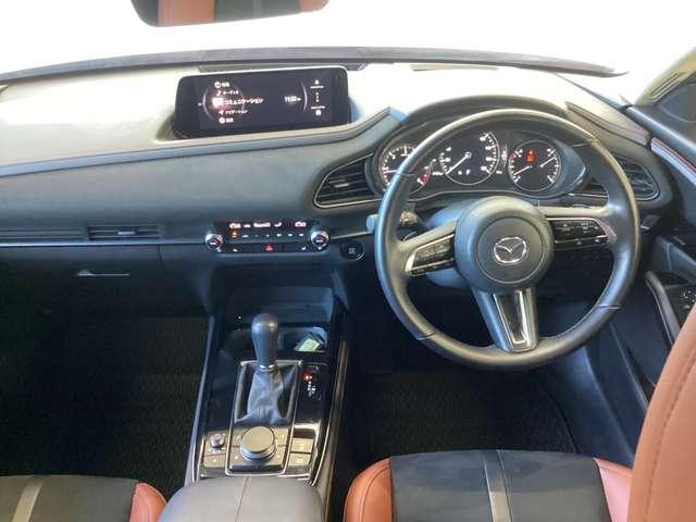 コックピットにある操作機器、情報などすべての要素をドライバー中心に左右対称に配置し、同時にそれらがドライバーに正対する造形とすることで、人とクルマの一体感を感じさせます。