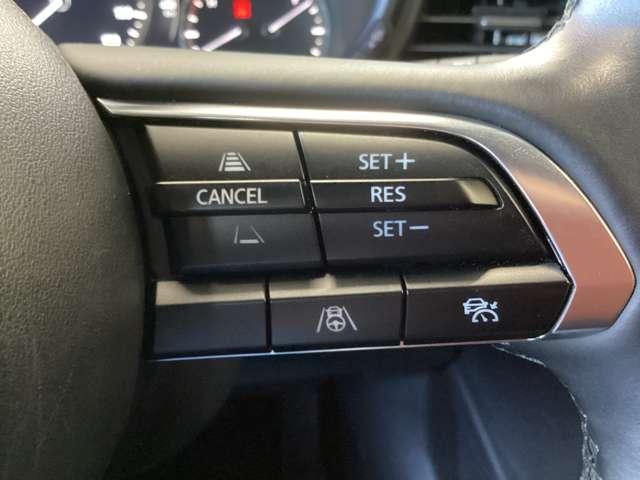 レーダークルーズコントロールを装備。アクセルやブレーキを操作しなくても、自動で先行車との車間距離を保ち追従走行できます。長距離や高速道路を運転する際に、ドライバーへの負担を軽減します。