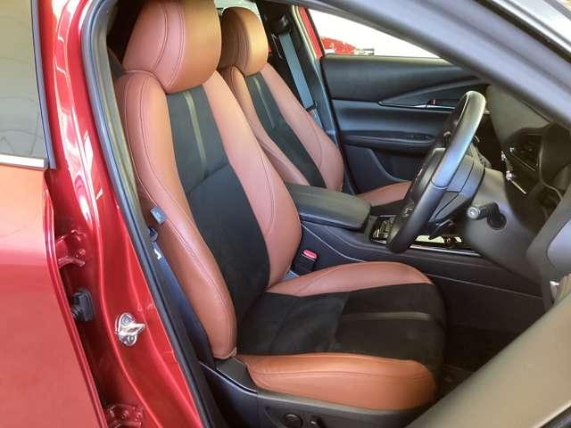 フロントシートは心地よいフィット感と程よいホールド性を両立。今までになく快適な運転を楽しめるマツダ自慢のシートです。