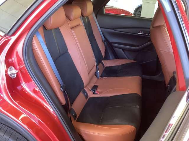 後部座席の人もゆったり座れます。