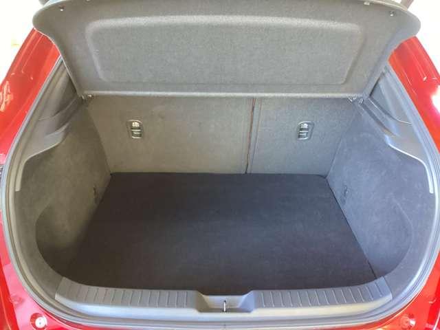 実用的な広さを備えたラゲッジルーム。ワンタッチで操作可能なので荷物をたくさん載せる際にはシートアレンジが可能です。