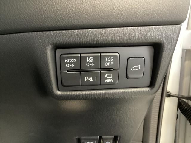 運転席横のスイッチでアイドリングスイッチやパーキングセンサーのＯＮ／ＯＦＦの切替が可能です。