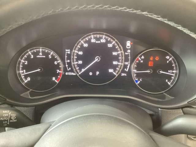 シンプルな３連メーターで視認性も良く必要な情報が一目で分かります。