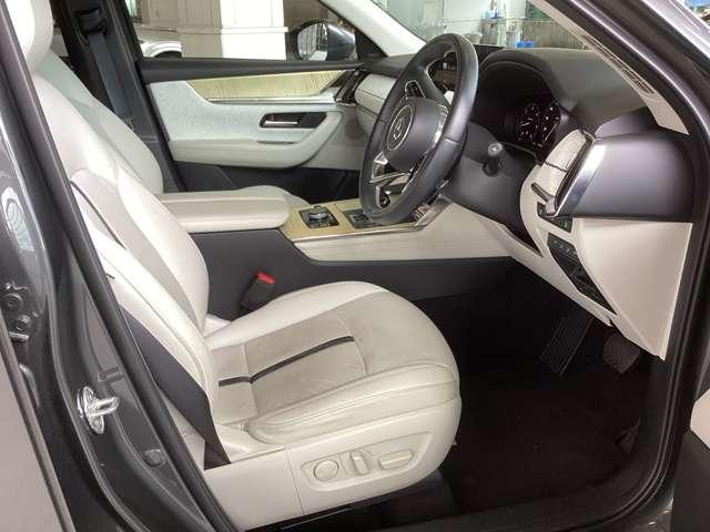 フロントシートは心地よいフィット感と程よいホールド性を両立。今までになく快適な運転を楽しめるマツダ自慢のシートです。