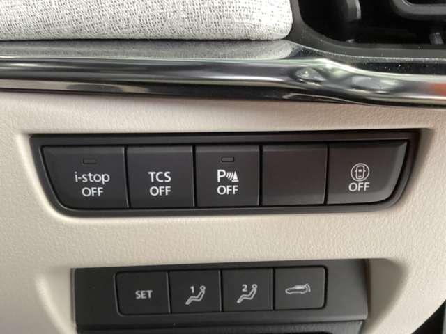 運転席横のスイッチでアイドリングストップのＯＮ／ＯＦＦの切替や電動シートやサイドミラーのメモリースイッチを搭載しています。