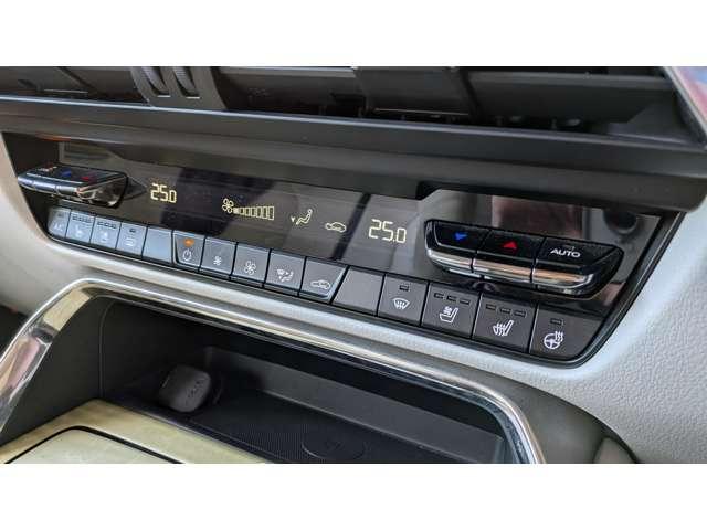 左右独立式のフルオートエアコンです。運転席、助手席で好みの温度設定が可能。ご夫婦やカップルの方に喜ばれる機能です！