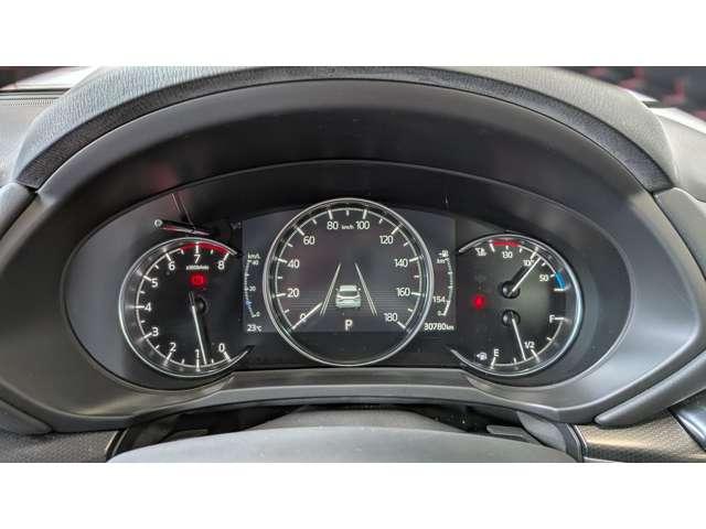 シンプルな３連メーターで視認性も良く必要な情報が一目で分かります。