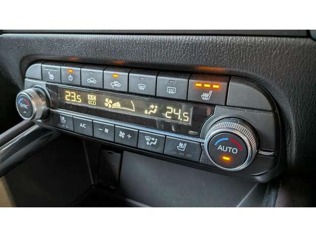 左右独立式のフルオートエアコンです。運転席、助手席で好みの温度設定が可能。ご夫婦やカップルの方に喜ばれる機能です！