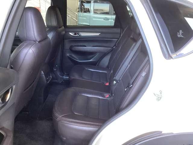 後部座席の人もゆったり座れます。