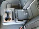 後席のドリンクホルダーです!大型アームレストとしての利用はもちろん、USBポートを備えているので後席の人たちも充電を行う事が出来ますね!
