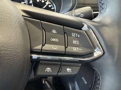レーダークルーズコントロールを装備。アクセルやブレーキを操作しなくても、自動で先行車との車間距離を保ち追従走行できます。長距離や高速道路を運転する際に、ドライバーへの負担を軽減します。 7