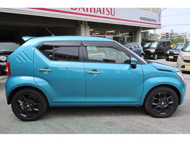■お色は沖縄の空にピッタリな青／ネオンブルー。個性的なデザインが特徴のコンパクトＨＹＢＲＩＤ車です。