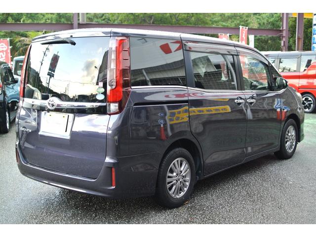 【大型展示場完備！】　多くの在庫の中からあなただけのお車を一緒にお探しいたします。