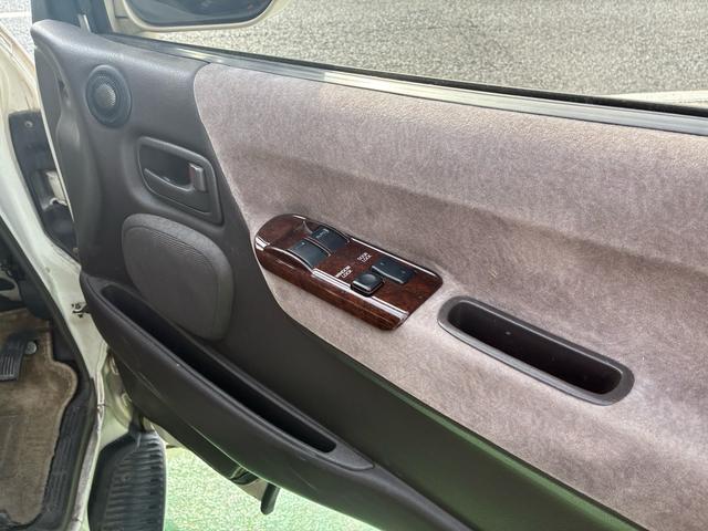 ハイエースワゴン スーパーカスタムリミテッド　社外アルミ　エアコン　後席エアコン　パワーステアリング　パワーウィンドウ（6枚目）