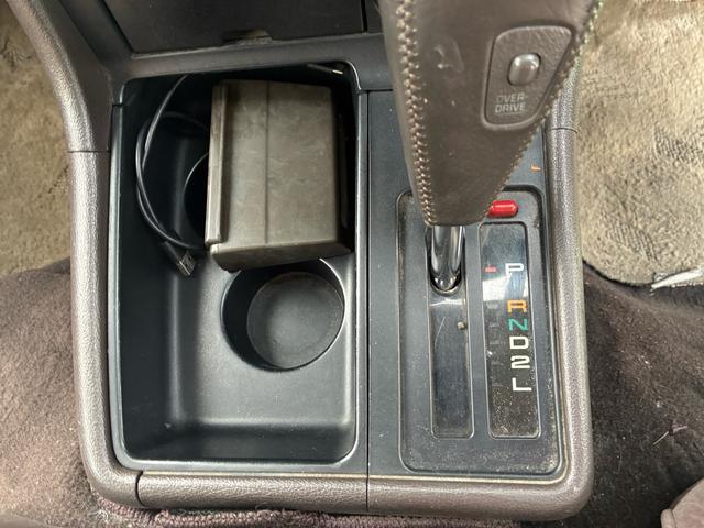 ハイエースワゴン スーパーカスタムリミテッド　社外アルミ　エアコン　後席エアコン　パワーステアリング　パワーウィンドウ（8枚目）