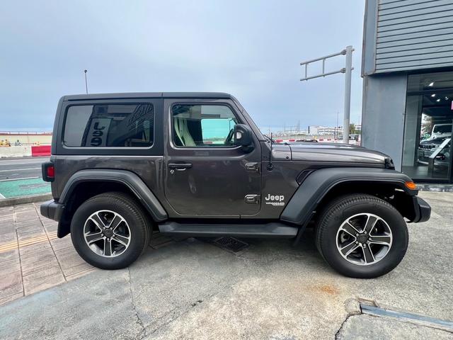 Ｊｅｅｐ伝統の台形フェンダーアーチを採用しております。