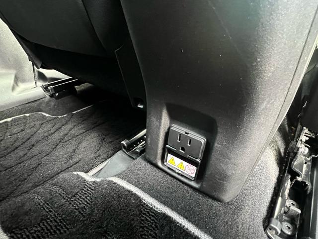 ジープ・レネゲード リミテッド　本革シート／ＥＴＣ付き／バックカメラ／シートヒーター／ステアリングヒーター／レーンアシスト／アダプティブクルーズコントロール／ブライングスポットモニター／ＨＩＤ／プライバシーガラス／１７インチホイール（66枚目）