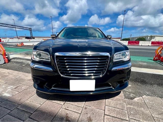 クライスラー・３００ ３００リミテッド　車検令和９年４月／走行距離２９８００ＫＭ／２０インチアルミホイール／盗難防止装置／ＨＩＤヘッドライト／クルーズコントロール／ＥＴＣ／革シート／アンチブロックブレーキ／イモビライザー／キーレスエントリー