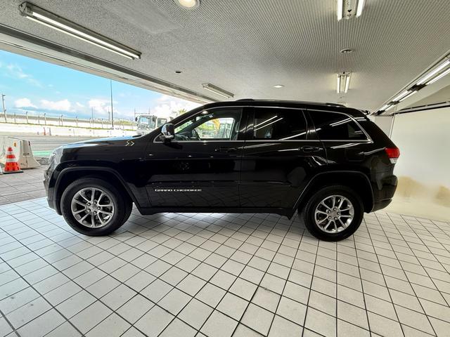 Ｊｅｅｐ伝統の台形のフェンダーアーチを採用しております。ＳＵＶにこだわり続け、伝統あるＪｅｅｐをせひご体験下さいませ。