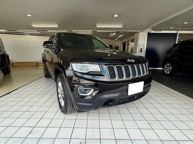 セブンスロットグリル・台形のホイルアーチとＪｅｅｐの伝統を色濃く受け継ぐお車です。
