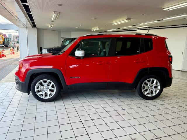 セブンスロットグリル・台形のホイルアーチとＪｅｅｐの伝統を色濃く受け継ぐお車です。ボディーカラーもレッドと街中で目立つ事間違いなしっ！