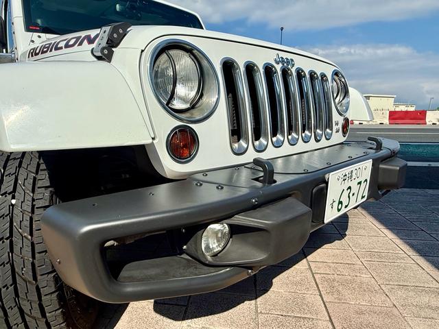 無骨なデザインのフロントバンパーが、Ｊｅｅｐらしいワイルドな印象を際立たせオフロード走行にも安心なタフな仕上がりです。